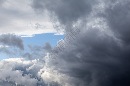 暴风雨前城市上空有灰色云彩的戏剧性天空阳光气候自然灾害场景地平线太阳墙纸橙子蓝色摄影图片