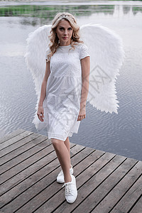 穿着白色连衣裙和白色天使翅膀的金发女人的画像 好人 天堂 上帝 天堂天使羽毛女士贞洁卷曲宗教运气女性魔法裙子自由图片