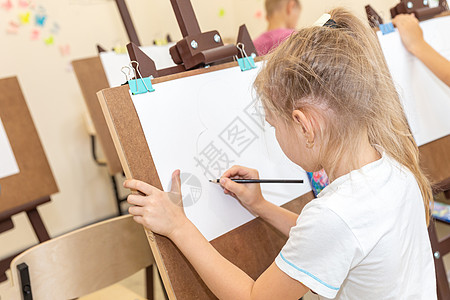 儿童在课堂上用壁架图画图片