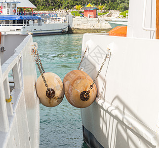 游艇并肩靠岸 由码头保险杠和船只护堤分开图片