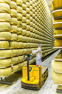 2018年5月2日 在帕姆检查奶酪的工人工作检查员店铺货运车轮食物命令送货仓库船运图片