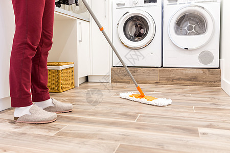现代房屋洗衣房的清洁地板拖把家务女孩洗涤卫生服务工作女性房间拭子图片