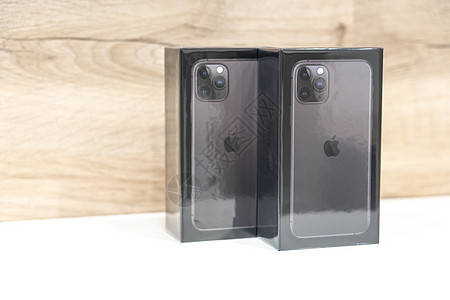 莫斯科俄罗斯  242019 年 9 月 两部新苹果 iPhone 11 pro 密封在白色背景的盒子里电脑技术视网膜商品电话展图片
