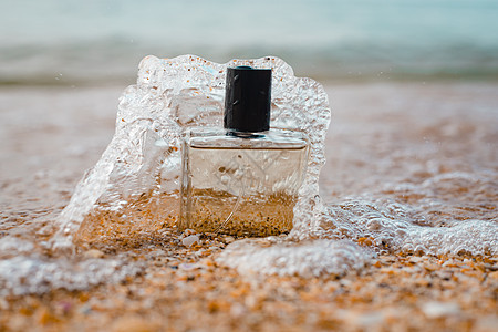 海面背景上的一瓶香水 男人的香水 闻闻图片
