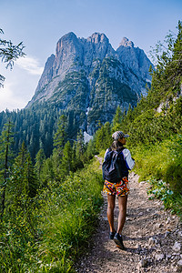 在意大利多洛米蒂山脉徒步旅行的女人 在意大利多洛米蒂山脉徒步前往的女孩 意大利女性假期高山山脉蓝色游客女士远足山地顶峰图片