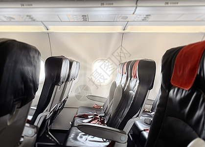 阳光从商业客机的舷窗进入 空座位的飞机客舱内部图片