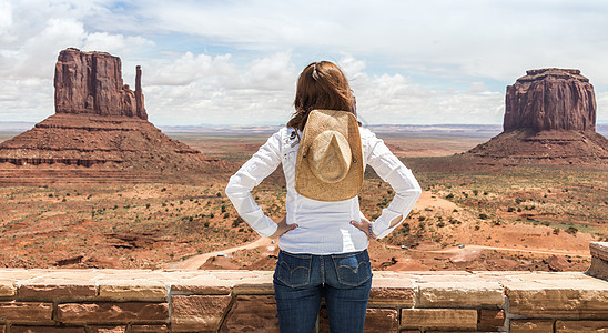 巨谷的女童旅行编队帽子手套砂岩牛仔纪念碑岩石橙子成人图片