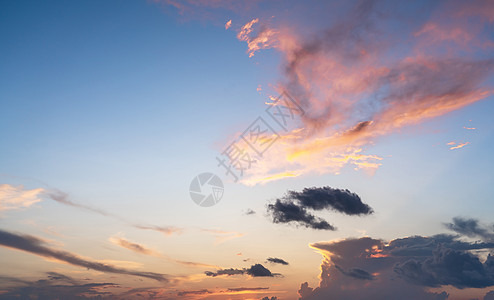 日落蓝天和粉红天空的多彩云 自然背景日落天堂海滩阳光戏剧性太阳旅行风景热带墙纸图片