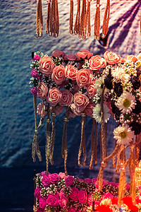 人造玫瑰作为花艺在竞争中植物群织物花圈庆典花瓣婚礼风格装饰品装饰玫瑰图片