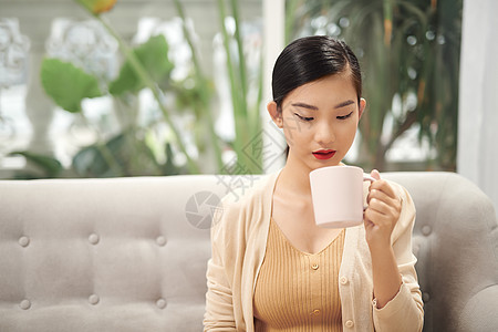 美丽的年轻姑娘 家里有咖啡喝的美女图片