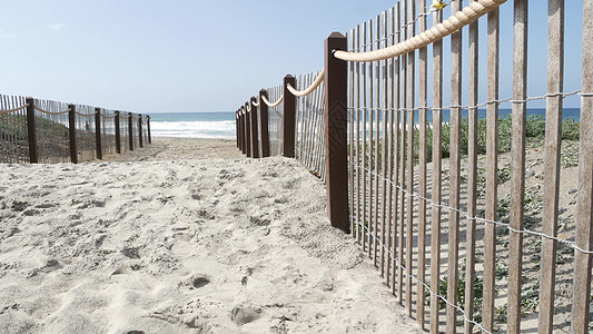 在海滩的夏天波浪 加利福尼亚海岸线美国 太平洋海岸 海岸上的尖桩篱栅地平线晴天小路支撑海洋沿岸途径入口假期人行道图片