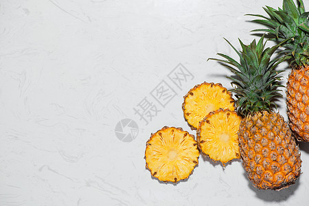 大理石背景上新鲜切片菠萝的顶端视图热带凤梨饮食水果健康甜点食物营养黄色图片