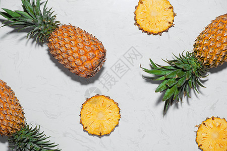 大理石背景上新鲜切片菠萝的顶端视图白色水果小吃热带凤梨黄色健康饮食食物甜点图片