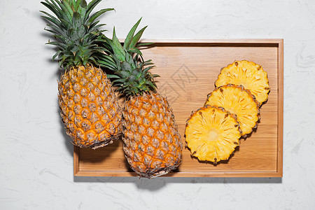 大理石背景上新鲜切片菠萝的顶端视图食物健康水果营养甜点黄色凤梨热带饮食图片