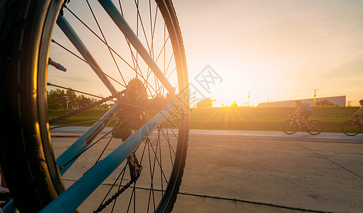 模糊的照片运动员在晚上与夕阳的天空在路上骑自行车以速度运动 夏季户外运动健康快乐生活 骑自行车的人在自行车道上骑山地自行车 团队图片