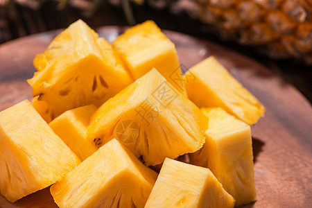 热带水果概念 旧木本底的菠萝切碎了黄色甜点白色食物饮食凤梨图片