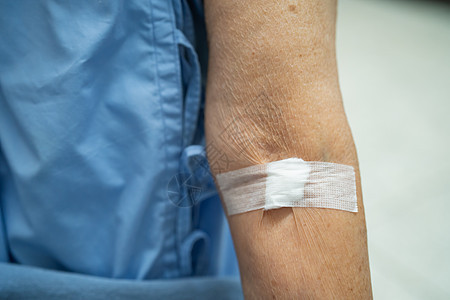 亚洲年长或年长的老妇人妇女患者在每年进行身体健康检查的抽血测试后显示棉绒止血 以检查胆固醇 血压和血糖水平护士管子注射器注射考试图片