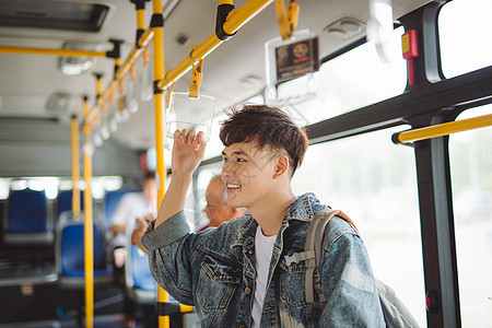 亚洲人乘公交车 站在公共汽车上服务城市男性民众火车旅行乘客男人运输通勤者图片