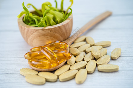 维生素C药丸和维生素E Oomega 3木勺上的鱼油 以保持健康胶囊砂浆制药药片橙子治疗药物矿物植物疾病图片