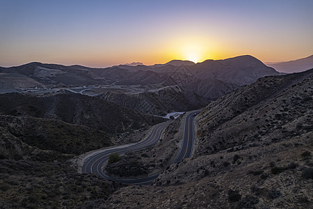 公路曲线山坡日落图片