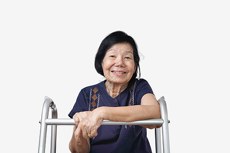 快乐的亚洲女人在家里放松 孤立在白色背景房子客厅老年短发幸福祖母工作室养老金闲暇退休图片