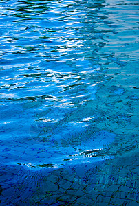 天空在便便中移动的水面上的倒影海浪阳光波纹白色运动水池蓝色反射图片