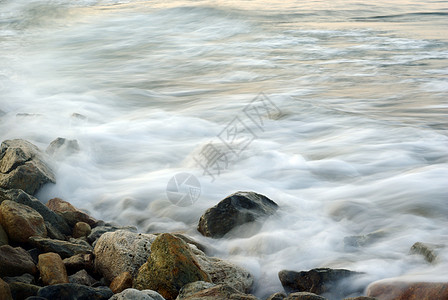 沿海线的海水和岩石扰动海浪假期湍流泡沫冲浪海岸力量运动石头海滩图片