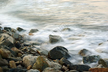 沿海线的海水和岩石扰动假期海景力量蓝色湍流泡沫支撑风景运动气泡图片