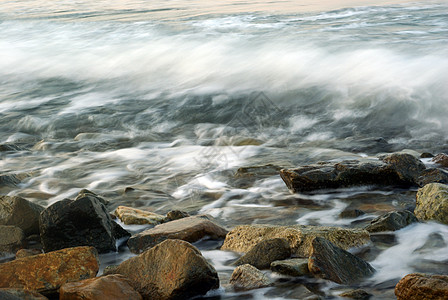 沿海线的海水和岩石扰动海岸支撑冲浪海浪蓝色环境海景石头假期运动图片