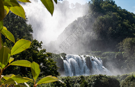 乌布里亚的土生人造瀑布飞溅假期树木流动岩石泡沫旅游森林公园力量图片