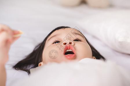 可爱的小女孩在家里吃饼干零食童年小吃孩子女孩微笑食物女性儿童图片