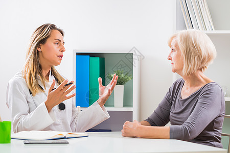 女医生和高级女性患者的谈话病人沉思治疗成人诊断解决方案测试症状写作药品图片