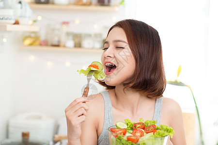 美丽的年轻女孩吃沙拉 笑笑的快乐女孩吃健康的食物蔬菜饮食女性午餐白色成人营养绿色女士图片