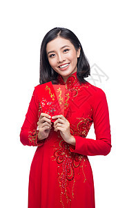 一位身着传统节日服装的美丽亚洲女性的画像拿着红口袋  幸运钱 春节假期 农历新年幸福旗袍微笑信封问候语运气裙子女士月球文化图片