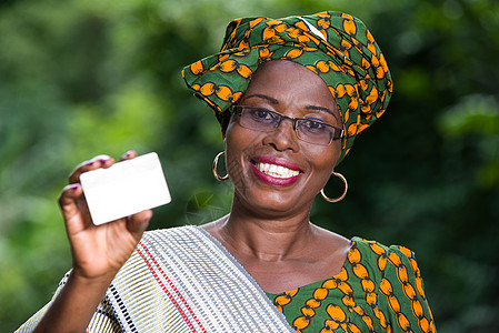 在自然背景上出示信用卡的非洲妇女肖像照片 Name女士薪水银行业旅游女性金融现金债务快乐旅行图片