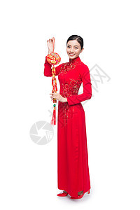一位美丽的亚洲妇女穿着传统节服Ao Dai Tet节日 月亮新年 全文指幸运和幸福问候语红色女孩信封商业假期旗袍身体微笑背景图片