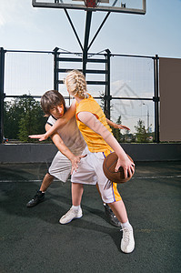参加篮球打篮球的青少年攻击竞赛后卫运动男生运球篮子游戏芭蕾舞者女孩图片