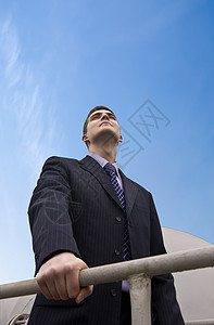 展望未来天空蓝色人士工业商务经理沉思套装领带商业背景图片
