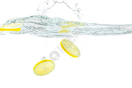 新鲜柠檬掉入水中 白地被孤立运动白色食物黄色蓝色液体健康飞溅气泡水果图片
