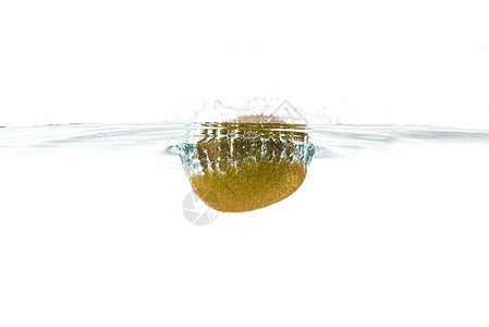 Kiwi在水上喷洒 以白色背景隔离食物液体绿色水果蓝色飞溅果汁图片