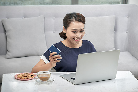快乐的亚洲女人躺在地毯上 在家里用信用卡和笔记本电脑网上购物 在线购物 技术 赢家和电子货币概念白色女士长椅银行业闲暇信用互联网图片