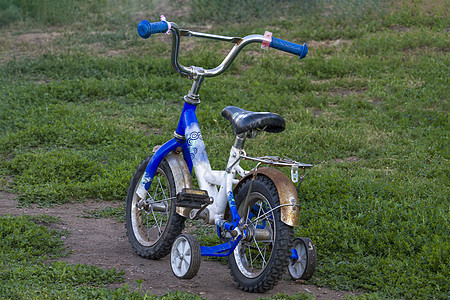 青草坪上的少年儿童自行车蓝色图片