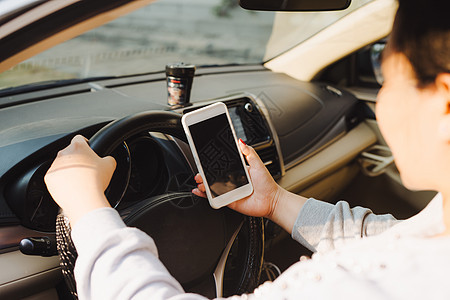 坐在车里使用智能手机的商业妇女 与女性驾驶员和电话屏幕混在一起的假形象旅行女士汽车男人运输司机人士技术车辆商务图片