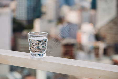 桌面自然背景上的水杯近距离杯子饮料白色液体饮食反射图片