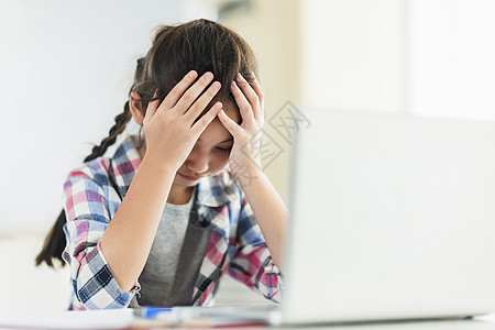 在家里的笔记本电脑上学习 但成绩不佳的学生女孩却在网上学习图片