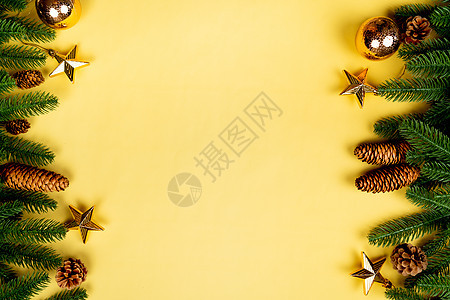 圣诞节背景 松树 黄色背景的X马装饰品传统女士派对圣诞礼物框架金子假期横幅装饰庆典图片