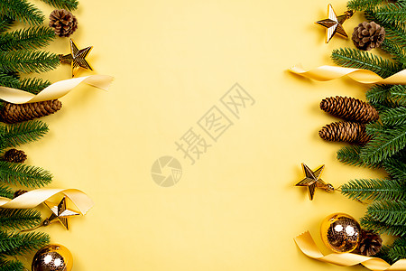 圣诞节背景 松树 黄色背景的X马装饰品横幅盒子展示女士礼物风格派对季节乐趣传统图片