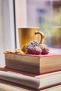 书本和咖啡杯的明秋春背景阅读静物晴天饮料舒适玻璃开支阳光桌子咖啡店图片