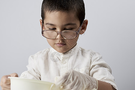 白人制作实验中的小男孩科学家化学品白色课堂科学学校学习实验室学生化学知识图片