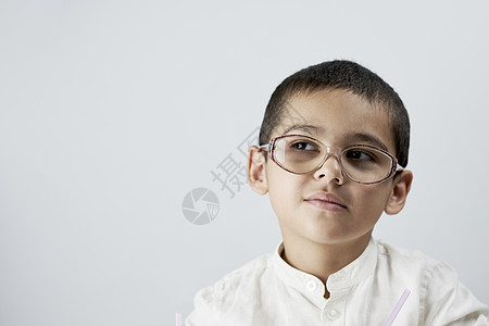戴眼镜的聪明男孩图片